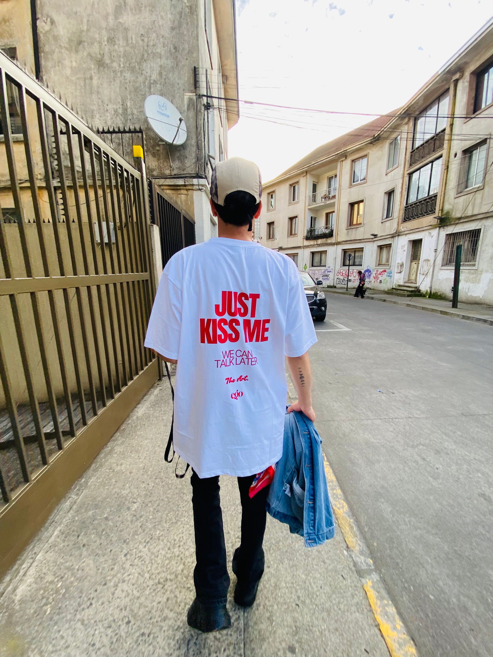 KISS ME TEE – THE ART