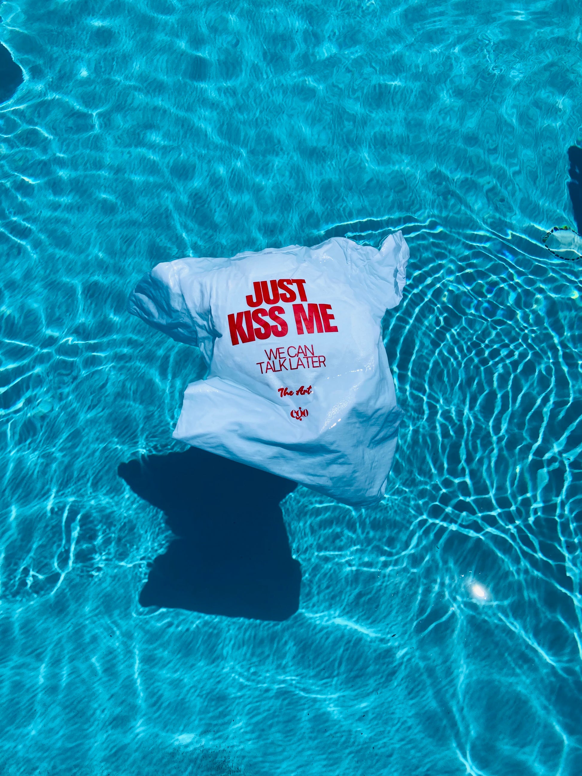 KISS ME TEE – THE ART